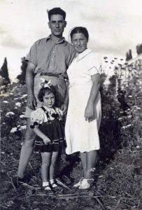 לאה וצבי פינקלשטיין עם בתם הבכורה זהרה, 1938
צבי, אחיהם הצעיר של שלמה פינקלשטיין ומירצ'ה ברזניצקי. עלה ארצה ב 1932 מהעיירה שישלביץ שבאזור ביאלסטוק בבלורוס בעקבות אחיו הבוגרים והתיישב בג'דה. לאחר שהכיר את לאה בחתונת אחיו, עזב את ג'דה ו"ירד" לת-א. לאחר שנישאו, הקימו השניים את ביתם ורפת מצליחה בנחלת יצחק.