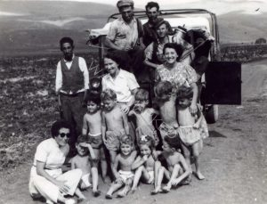 ילדי תל עמל
במרכז נעמי (דונר) היבשמן, אשתו (הראשונה) של מוניו דונר.