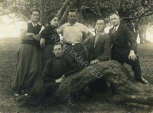 24 ביוני 1936, פריסת שלום משומסק.
שנתיים לאחר עלייתה ארצה, עטקה מקבלת תמונה יפה זו מהחברים שנשארו מאחור.