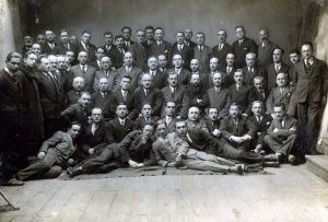 התמונה מופיעה גם בעמ' 139 בספר הזיכרון רובנה
 חברי הועד ופעילי קרן היסוד בעיר עם שליח הלשכה הראשית של קרהי"ס בירושלים (אלכסנדר גולדשטיין, יושב 4 משמאל בשורה המרכזית) למגבית ברובנה ב 1932. ר' יהודה מוטיוק 6, בן ציון אייזנברג 8, ר' אהרן הכהן רפפורט 9. ברוך כאהן למעלה 6 משמאל. מנחם גלרטר מתחת לגולדשטיין.