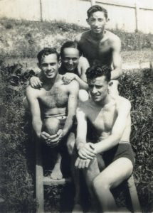 חנה "חוגגת" בימים האחרונים שלפני העליה ארצה
 למעלה משה "פערד" ומתחתיה אליק קרופינסקי.