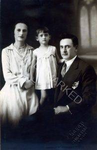 לאה (סוסיה/סופיה) האחות בארגנטינה, בעלה ובתם
 לאה הגרה לארגנטינה ב 1923 בעקבות ארוסה יעקב ושם נשאו. כאן עם בתם הבכורה אליסה.