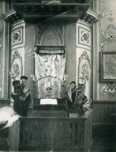 ארון הקודש בבית הכנסת הגדול
 בבית הכנסת הופיעו גדולי החזנים בעולם. כמו כן, העמידוהו לשימוש קהילתי ונערכו בו עצרות ואספות עם.