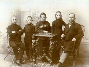משפחת פיסיוק, 1900 בקרוב
 מימין: הרץ מאיר, רחל, שולמית, שמואל (סמואל) ואריה (לובה) לייב.