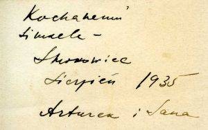 תרגום מפולנית (שם האתר לא ברור):
 לאהובים, שראווייניצה, יולי 1935. הילדים ארתורק (ארתור שטריק) וסנה (שושנה פיסיוק).
