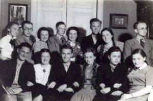 1938, במסיבה בביתה של פניה אדלסברג
 ראו מקרא מצורף.