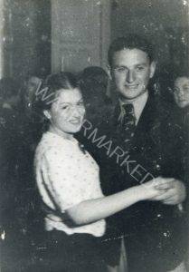1938, מוסיה רוקדת עם לובה רוזנבוים במסיבה
 רוזנבוים ניצל כפליט ברוסיה בזמן המלחמה (אביו התאבד). לאחר המלחמה התגורר במוסקבה ועלה ארצה עם העליה הגדולה מרוסיה בתחילת שנות ה 90. את התמונה הזו הוא הביא איתו.