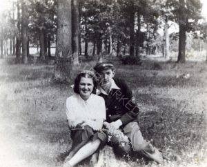 1939, מוסיה עם החבר הקרוב בוביק זפריינסקי
 השניים למדו 8 שנים ביחד באותה כתה ב"אושוויאטה". על המעיל של בוביק סמל 4 שנות לימוד בצבע תכלת. לאחר מכן, במשך שתי שנות לימוד ב"ליצאום", צבע הסמל היה אדום. הכובע הכמו-הצבאי נקרא פוראשקה, הבנות חבשו ברט. בזמן המלחמה בוביק היה פליט ברוסיה ולאחריה היגר לארה"ב.