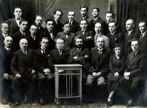 ה"ווהלינער לעבן" (חיי ווהלין), 1924
 אנשי המערכת והאדמיניסטרציה של העיתון. העורך, שמואל שרייער (שלוב ידיים בחזית), משך אחריו, מתוקף מעמדו ברשות מפלגת "התאחדות" בעיר, את רוב הסופרים והקוראים מהחוגים הציוניים. בימיו הטובים יצא העיתון לאור פעמיים בשבוע. התמונה מופיעה גם בעמ' 264 בספר הזיכרון רובנה.