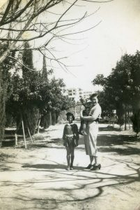 ליד גן "המלך דוד", 1935
 רחל, אחיה הצעיר יחיאל וזלמה רפופורט (חברה של אימם).