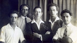 אמצע 1924.
יהודה שחורי בחזית מימין, צבי בן טוב (טובבין) במרכז וזוסיה שחורי משמאל, שלושת בני ה"שטעטל" לודביפול בראשית דרכם החלוצית בארץ ישראל.