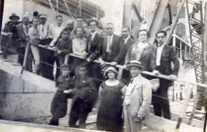 נמל חיפה, 5 באוקטובר 1924.
לאחר חמישה ימי הפלגה מנמל קונסטנצה שלחוף הים השחור, מנחם מנדל שורצמן (עתה מנחם שחורי) ובת זוגו צפורה לבית גורודנסקי, על סיפון האניה "מדונה" (במרכז התמונה), רגע לפני ירידתם בחוף חיפה. מסע ההגשמה הציוני של האחים שחורי בגולה מגיע לסיומו עם עלות השלישי שבהם לא"י.