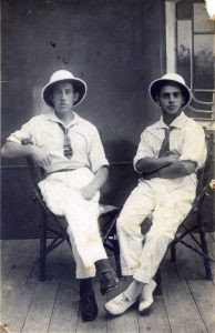 תמונה ראשונה בא"י בפוטו ברחוב הרצל בתל אביב.
יהודה בן ה 18 מימין, עם חברו הקרוב מעיירת הולדתם לודביפול, צבי טובבין (בן טוב). השניים עלו ארצה ביחד ועשו את תחילת דרכם בארץ ביחד. אח של טובבין, שניאור, עלה אף הוא אולם לא התאקלם כאן, חזר לעיירה והקים שם משפחה וסופם שנספו בשואה !