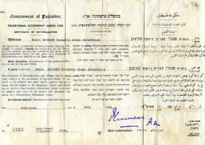 ממשלת פלשטינה (א"י), תעודת התאזרחות.
תעודה מיום 13 ביולי 1928 בחתימת הנציב העליון הבריטי הרברט פלומר המאשרת כי זוסיה שחור "לפנים זיסקה שורצמן" הוא נתין של המלך.