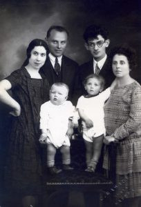 תוספת חדשה למשפחה, אורי, בנם של צפורה ומנחם.
ב 12 ביולי 1926, זמן קצר לאחר חזרתם לתל אביב בתום שהות של כשנה בקיבוץ דגניה א', נולד לצפורה ומנחם בנם הבכור אורי, בימין התמונה. משמאל, אחיה של צפורה, יצחק גורודנסקי, אשתו ובנם. הגורודנסקים חזרו לארופה מכיון שלא הסתדרו בארץ ונספו לאחר מכן בשואה !