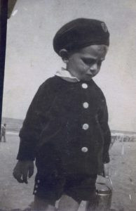 אורי על חוף הים בתל אביב.