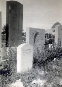 קברו של אורי שחורי בווינה.
נולד בתל אביב ביום א' לחודש אב תרפ"ו (12 ביולי 1926). ביום רביעי, 3 באפריל 1929, הגיע עם אמו לנמל טריאסט בדרכו לטיפול רפואי בליקוי שמיעה בווינה. למחרת היום הגיעו כמתוכנן לווינה. יומיים לאחר מכן, בשבת, כ"ה בחודש אדר ב' תרפ"ט (6 באפריל 1929) אורי נפטר.