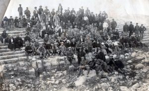 קבוצה ענקית של צעירים וצעירות בזמן טיול לסבסטיה, 1922. עפ"י הכיתוב על גב התמונה, נקודת היציאה לטיול היתה בחדרה. 
אף שקבוצת החלוצים הזאת אינה מזוהה בוודאות, קרוב לוודאי שמרביתם צעירי וצעירות העליה השלישית שזה עתה באו בשערי הארץ וזו להם ההזדמנות הראשונה להכיר את אתריה ההיסטוריים מקרוב. רבים מהם נצטרפו לעבודות הכביש מיד עם הגיעם !