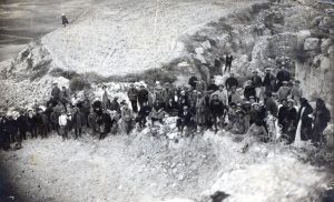 כנ"ל, בסבסטיה ! אף כי בעקיפין, ניתן להתרשם משתי התמונות הללו עד כמה מרכזיים היו החינוך והלימוד להכרת ואהבת הארץ ב"אג'נדה" של גדוד העבודה. ובציטוט נוסף מתוך "הסולל - כלי מבטא לפועלי העבודות הציבוריות", ערך, ביאר והקדים מבוא חיים גולן, בעמ' 13, נאמר: "באוהלי המחנות הונהגו שיעורים ללימוד השפה העברית ופעולות תרבות אחרות. מורים מתנדבים (לבד מצוות המורים האינטגרלי של הגדוד) יצאו אל המחנות הללו ללמד ולהדריך. ביניהם יש לציין את א. גולומב, י. אהרונוביץ', י.ח. ברנר, נ. ביסטריצקי, הוגו ברגמן, א.ד. גורדון, י. טבנקין, ש. יבנאלי, ב. כצנלסון, ד. רמז ויוסף שפרינצק".