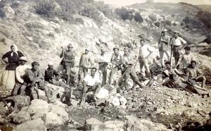חוצבי אבנים למצע הכביש ("סולינג"), אפשר שמשתייכים ל"קבוצת שטיינברג" או אולי ל"קבוצת ברקוביץ'" (ראש הקבוצה בחולצה לבנה במרכז לא זוהה) ומכל מקום, רמז מסוים לעיתוי הוא בטקסט קצר לצד התמונה האומר ש"מתקרבים לדגניה", כלומר לשלבי הסיום של הסלילה (שלהי 1921). החלוצה הנחושה והלבושה כהלכה משמאל היא ככל הנראה חנה ורבר, ילידת ברודי שבגליציה המזרחית, 1901, עלתה ארצה ב 1919, ינאי לאחר נישואיה בעין חרוד מאוחד.