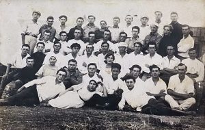 1921, קבוצת יצחק לוי לחוף הכנרת (מחנה א') בעת סלילת כביש טבריה-טבחה (לוי בשורה הקדמית, שרוע על הקרקע, מימין). בנקודה הזאת קמה מאוחר יותר שכונת "קרית שמואל".