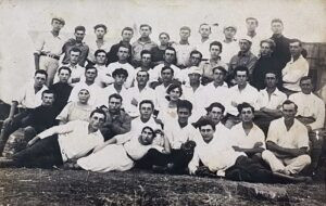 1921, קבוצת "יצחק לוי" לחוף הכנרת (מחנה א') בעת סלילת כביש טבריה-טבחה (לוי בשורה הקדמית, שרוע על הקרקע, מימין). בנקודה הזאת קמה מאוחר יותר שכונת "קרית שמואל".