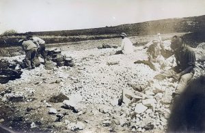 1921, סמוך לג'דה (רמת ישי של היום), הסוללים מרסקים אבנים להכנת דבש (פונטית DEBESH) - אבני גיר או דולומיט בגדלים שונים ובסינון גס העוברות לאחר מכן לגריסה במכונה להכנת חצץ. סלי הקש לנשיאתם מפוזרים בשטח. הכבישים הללו נודעו בשם כבישי "סולינג", מאנגלית Sole שפרושו סוליה, הוא המצע טרם שנודע השימוש באספלט.