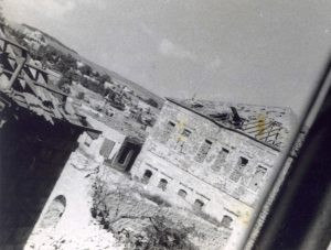 מעבר "מנדלבאום".
עמדה ירדנית על הגג מעל החלונות.