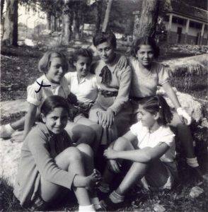 טיול של שבת בשולי הכפר, 1935. האחות מרים אטינגר (לבושה שמלה אלגנטית) והבנות למעלה מימין: כוכבה לוי, דבורה שריאן, חיה שחורי. למטה מימין: פנינה, לבנה רוסו.