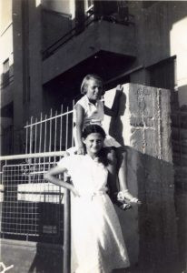 חופשה בתל אביב, אוקטובר 1935. חיה שחורי למעלה התארחה כאן לסוף שבוע אצל חדוה, תלמידה בוגרת ממנה.