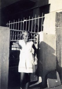 אך שנה וחודשים ספורים לאחר עלייתה ארצה ..... חיה לובשת בתמונות אלה שמלה רקומה בידי אמה. השמלה הרקומה בשוליה התחתונים ובצוארון ניתנה לה כמזכרת טרם עלייתה ארצה. הפרדה היתה סופית והאם נספתה בשואה. רבים מילדי הכפר היו במצב של חסר משפחתי כזה או אחר. חיה שחורי (עופר לאחר נישואיה) היא אמי.