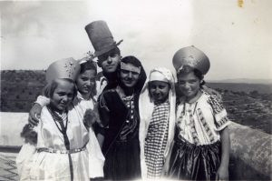 פורים 1937. שוב רואים חג מושקע. מימין: כוכבה לוי, דבורה שריאן, רחל ג'מילי, המורה לחשבון עמנואל רוגלסקי, פנינה, חיה שחורי (מחופשת לנסיכה רוסיה).
