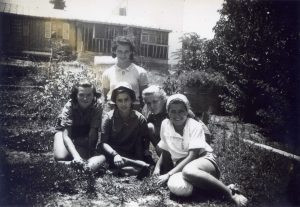 הבנות המקסימות בחזית צריף המגורים הרעוע.