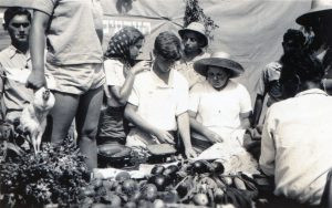 ביכורים.
התלמידה חנה ליברמן, עם צעיף לראשה, במרכז.