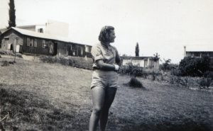 התלמידה רחל אברהמי (תמיר).
רחל, מתל אביב במקור, לאחר שסיימה לימודיה ב"גבעה", נמנתה על הגרעין שהקים את קיבוץ מנרה בגליל.