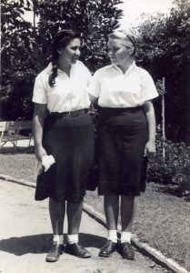 בבגדי שבת.
החברות הקרובות, חיה שחורי מימין ורנה פרידמן, בת המחזור הצעיר בשנה.