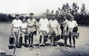 יוצאים לדרך חדשה בתום הלימודים ב"גבעה".
תמונה סמלית מרגשת.