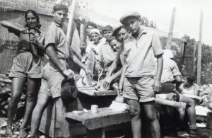 1938, בזמן העבודה.
טנדר של מאפיית "אחדות" מימין והחברה ממהרים לבצוע לחם ביד. מרים אגוזי, לימים בקיבוץ שריד, בשמאל התמונה, עמירם בן דוד לידה.
