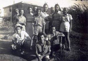 1940, קבוצת גילאי כיתות י' ו יא'.
עומדים מימין: חיה שחורי, מרים אגוזי, פרץ (אורי) לדרמן נהרג בבית גוברין בשרות צבאי, יוחנן זריז, גד פורטוגלי, רחל אברהמי, חנה ליברמן, יהודית שרף, יצחק ("צ'אק") קרלינסקי. יושבים מימין: עמירם בן דוד, זאב חבצלת וספי דכטר.