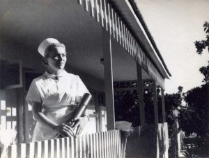 בצריף המגורים, עם תעודת הגמר, 1946