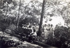 1946
עומדות מימין: יפה חרמוני, חוה לדרר, תלמה צ'יריקובה, מרים שוורץ, גוסטה, אורה בייגל, טובה פינק, ברוריה, חיה שחורי. יושבות: איטה, ריטה, עדה שוימר, מינה אברמסון, הילדה מצגר, יעל נאון. למטה: פלטיאל, חבר של אורה בייגל.