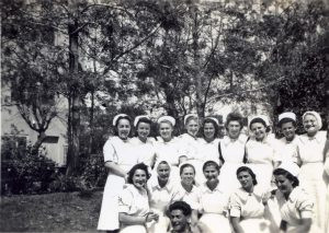 בחצר בית החולים, 1946
עומדות מימין: דוסיה, הילדה מצגר, יעל נאון, ברוריה, ריטה, לאה לונץ, חיה שחורי, תלמה צ'יריקובה, אורה בייגל. כורעות מימין: מרים שוורץ, מינה אברמסון, יפה חרמוני, חוה לדרר, גוסטה, טובה פינק. למטה: פלטיאל, חבר של אורה בייגל.