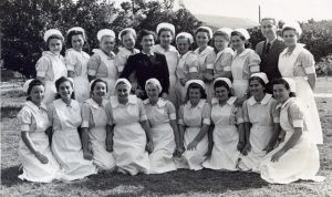 תמונת מחזור 1946
סיום בית ספר לאחיות בבית החולים בילינסון. במרכז, המנהלת האגדית דינה קפלנוביץ', מימין, פרופ. הרי הלר, ממייסדי בית החולים (1936) ומנהלו הראשון.