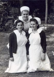 אמא במרכז עם מרים מימין וישראלה
אמא, מרים שוורץ (לימים, ברמן) בת כפר ויתקין וישראלה כנעני (לימים רפפורט) החיפאית, התגוררו יחד באותו חדר במהלך שלש שנות הלימוד בביה"ס לאחיות.