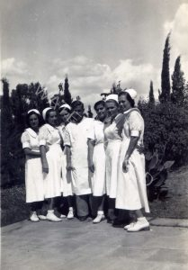 מחלקת ילדים, ביה"ח בעפולה, 1945
השתלמות מחלקת ילדים נערכה בבית החולים העמק בעפולה מכיוון שבבילינסון לא היתה אז מח' ילדים. מימין: חוה לדרר, חיה שחורי, יונה שלגי (אחות מקומית), ד"ר דויטש סגן מנהל מח' ילדים, גנסיה מקובר, הניה, ישראלה כנעני.