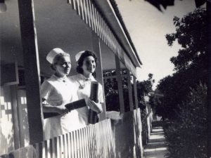 עם התעודה וסיכת האחות במרכז הצוארון, 1946
טובה פינק מימין ואמא.