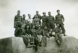 מח' הקשר של גד' 35 בכיס פלוג'ה, 1949
אביגדור יושב במרכז שורת הביניים וחברו אליהו שוורץ לידו. חיים הוכמן למעלה שלישי מימין.