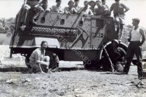 25.7.1948, משוריין מסוג "ווייט" של גדוד 34
תוצאות פריצת הכביש לחיפה וכיבוש הכפרים עין ר'זאל, ג'בע ואיגזים במסגרת מבצע "שוטר". אהרל'ה, עם גופיה מימין, פיקד על פלוגת משוריינים בגד' הסיוע 34 שהוקם באותה עת במסגרת חט' "אלכסנדרוני".