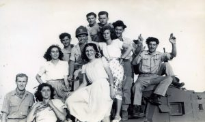 באותו ארוע, בתוספת "חתיכות"
החיילים משמאל ובכיוון השעון: ?, לויצקי, ש. ארואסטי, בני (נהג בפל'), ?, ?, ?. הבנות: כרמלה איזנברג, שולה, מלכה, זיוה שולמן.