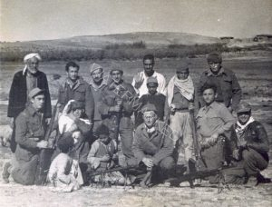 בכפר דימרה אחרי הכיבוש, 10.1.1949
פגישה ידידותית עם תושבי הכפר במהלך סיור. מקלע שאטו מימין ומקלע מ.ג. משמאל. עומדים משמאל: אברהמל'ה פונסקה, יעקב אפריאט, מאיר נפתלי ויוסקה אוסטלוש מימין. אלחנן כורע שני מימין ומולה וינרסקי במרכז.